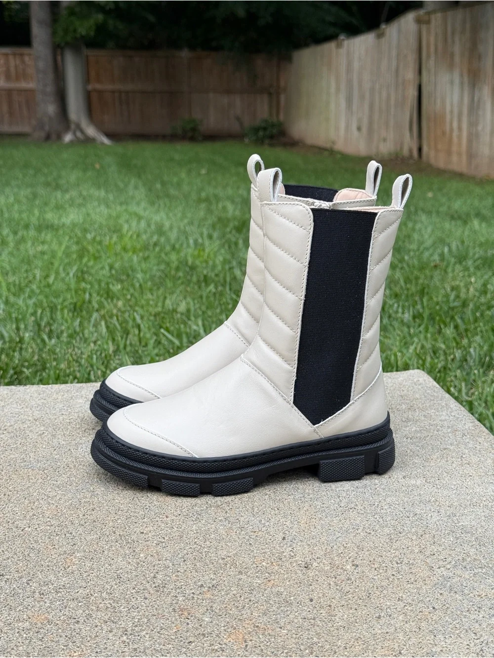 New Luxelim size 29 Chelsea leather boots ivory/black